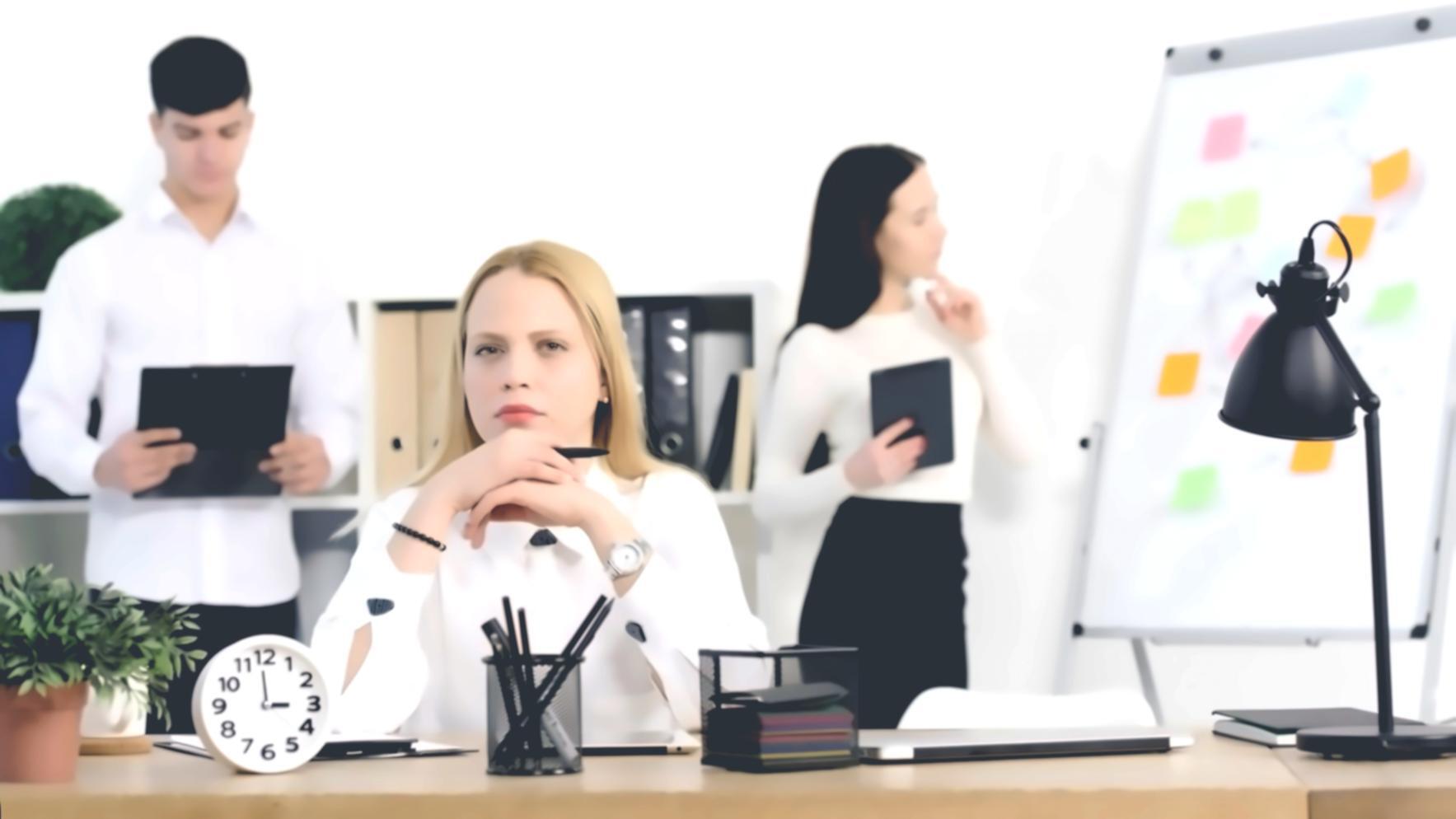 Echipa nelvorynt lucrând la noi funcționalități pentru platformă